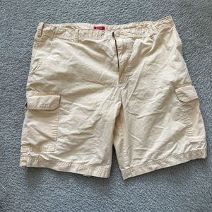 IZOD Men’s Yellow Cargo Shorts Size 40